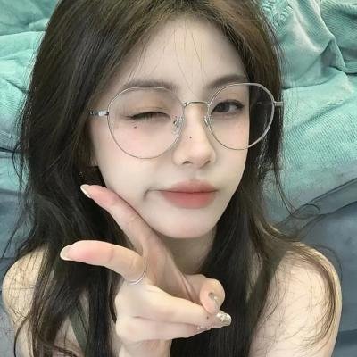 孤独地躲在墙角画圈圈